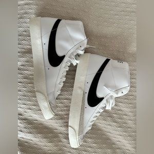 Nike Women’s Mid Blazer ‘77 Size 10